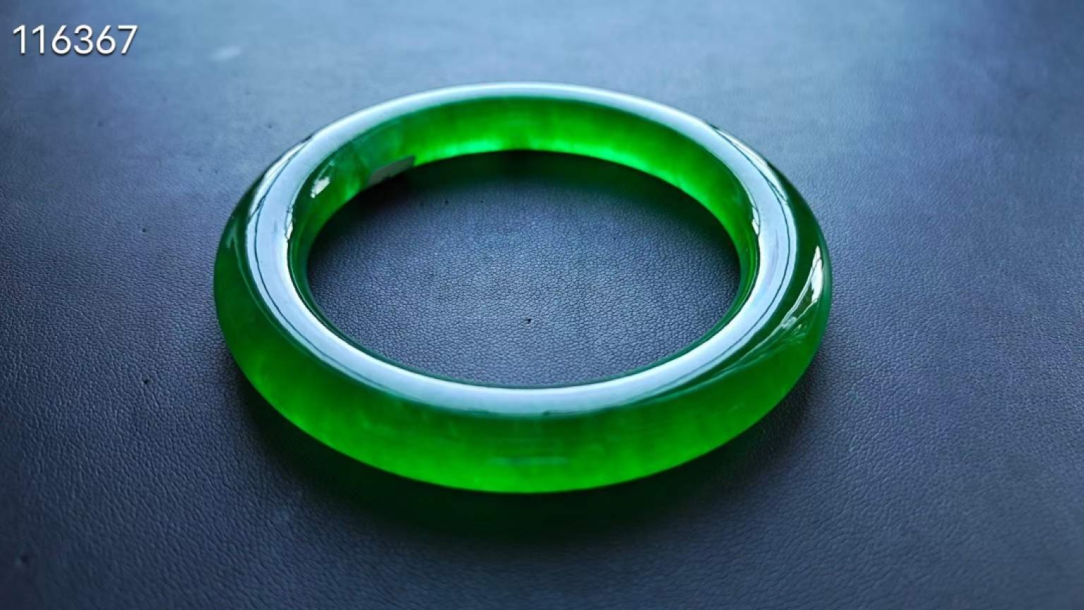 龙石种帝王绿翡翠手镯一对，62圈口，水头超好，超级完美，重87.4/83.6克