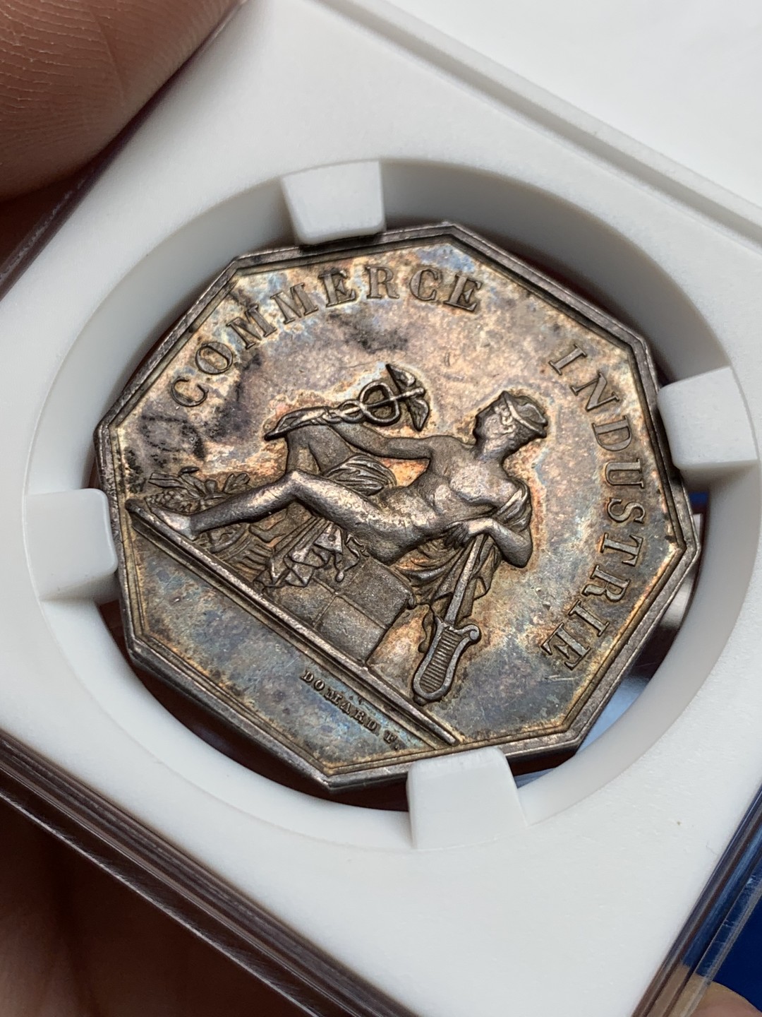 《竞宝斋》第149场-周日，周一，周四 3场 (全场包邮) 法国 1880-1898 八角银质代币 波尔多商会，19.4g，33.8mm，丰饶角边铭，正面是手持双蛇权杖的商业之神墨丘利，背面狮头船