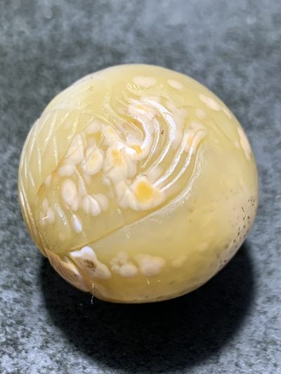 精美冰飘战国红玛瑙手工俏色巧雕鲤鱼原皮随形珠一个， - 精美冰飘战国红玛瑙手工俏色巧雕鲤鱼原皮随形珠一个，