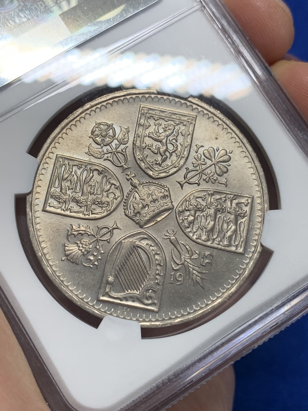 《竞宝斋》第149场-周日，周一，周四 3场 (全场包邮) NGC-MS64 英国1953年伊丽莎白二世登基纪念克朗，转光强烈，打制锐利，经典品种，七十年前的女王英姿飒爽