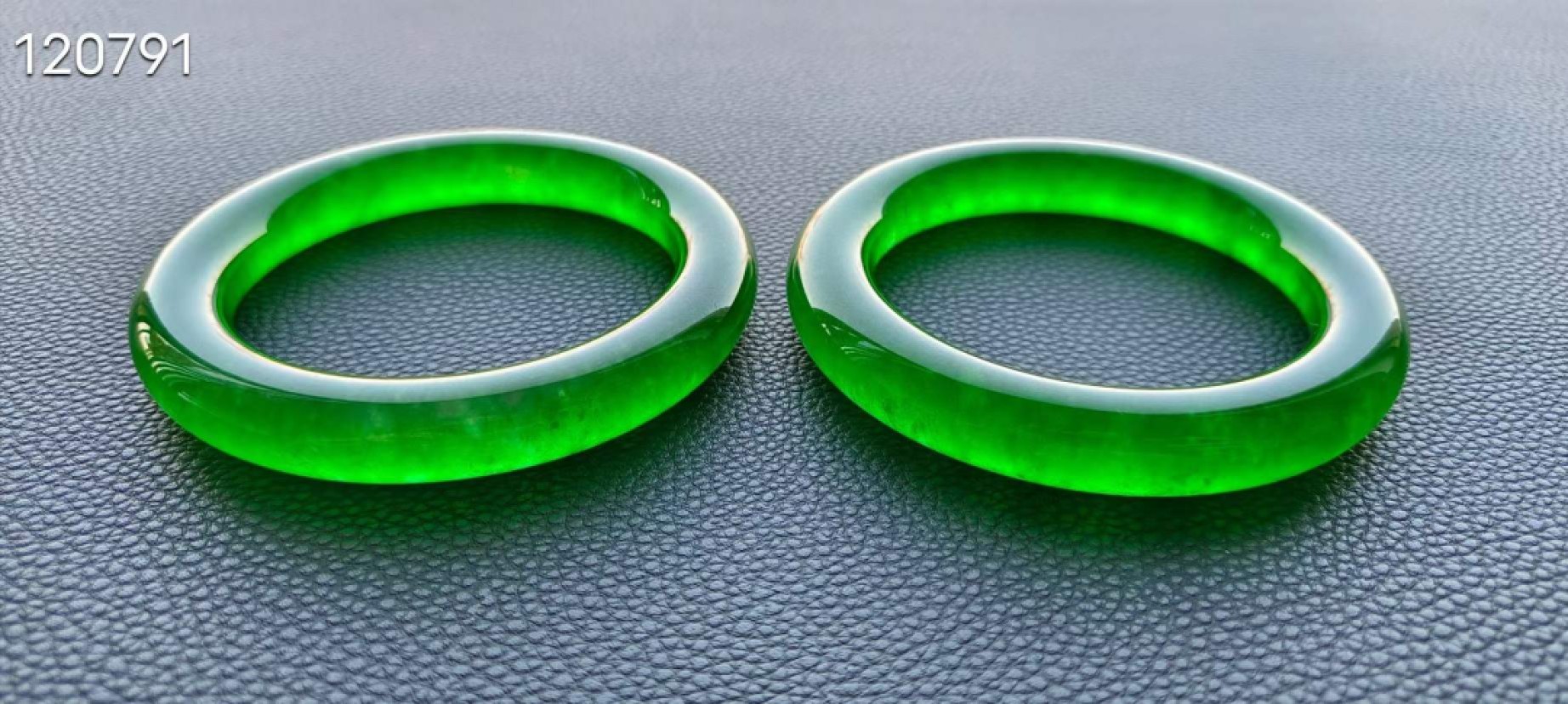 顶级龙石种帝王绿翡翠手镯一对，水头超好，超级完美，可过紫光灯，重89.8/87.8克