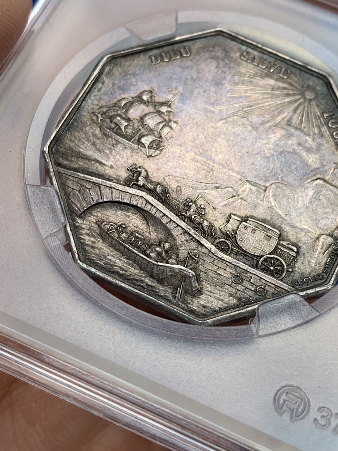 《竞宝斋》第149场-周日，周一，周四 3场 (全场包邮) 法国 早期无边铭 八角银质代币 巴黎保险公司，19.89g，36mm，这款少见 驳船满载货物而过，马夫挥舞着鞭子驾着马车于桥头呼啸而过，太阳光芒照射下一艘帆船驶过，时光流逝，定格在了这一帧画面，细节满满，原味包浆更显立体