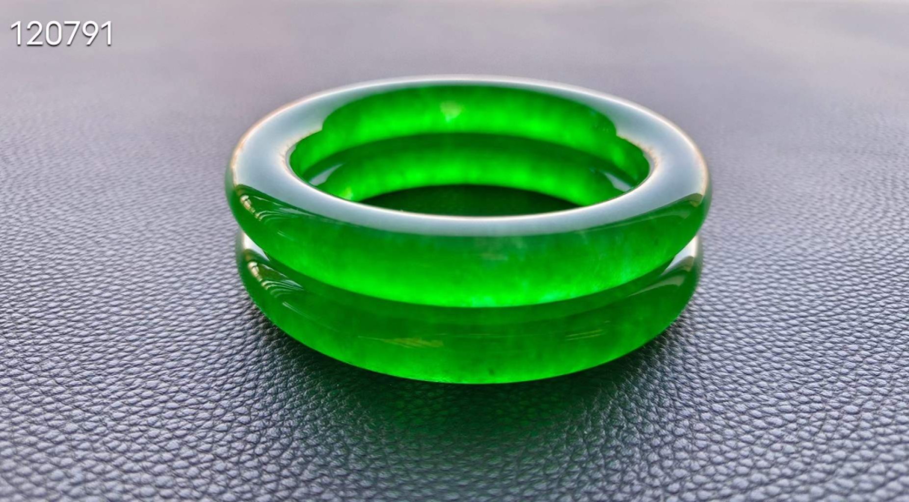 顶级龙石种帝王绿翡翠手镯一对，水头超好，超级完美，可过紫光灯，重89.8/87.8克