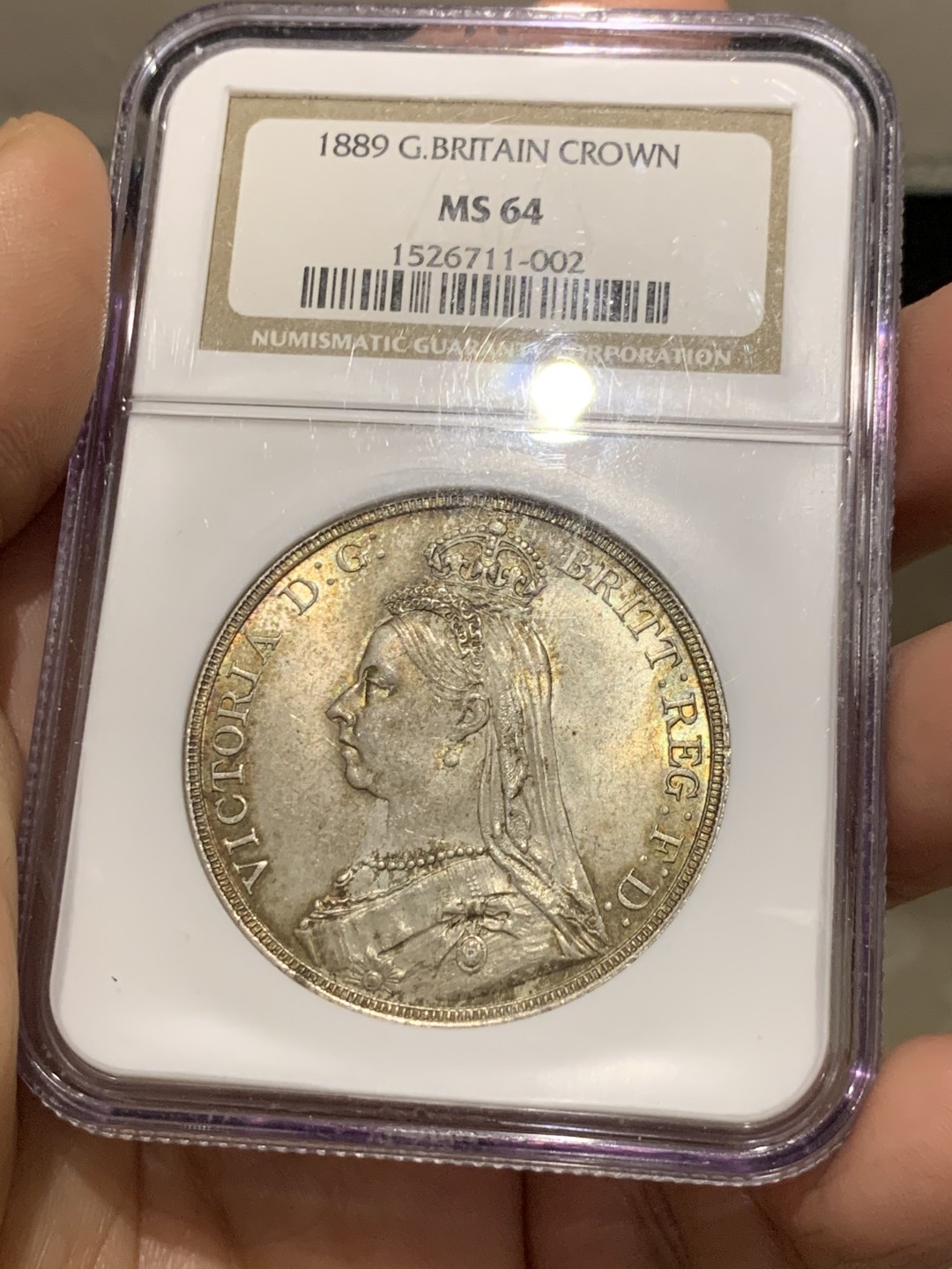 《竞宝斋》第149场-周日，周一，周四 3场 (全场包邮) NGC-MS64 英国1889年维多利亚马剑克朗银币，带些许金黄色包浆，底板车轮光顺滑，该年份亚军分，其上N仅有一枚65，P仅有64+及65各一枚