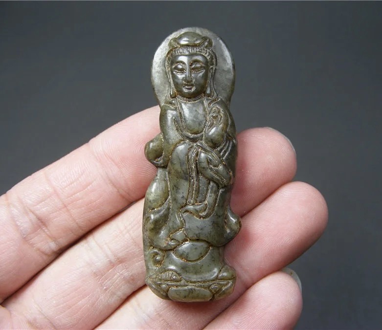 ｜冷门出品｜精选专拍·第贰拾叁场· 地方玉带沁单面工凸起厚实浮雕莲花观音大佩