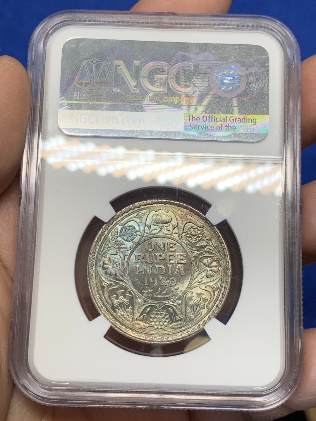 《竞宝斋》第149场-周日，周一，周四 3场 (全场包邮) NGC MS63 英属印度 1920年B版 乔治五世 1卢比银币 双面靓丽五彩包浆 状态很引人注目的一枚