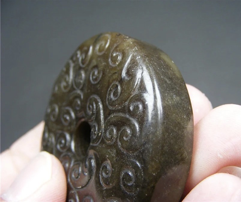 ｜冷门出品｜精选专拍·第贰拾贰场· 地方玉满沁双面工满工卷云纹大圆玉璧