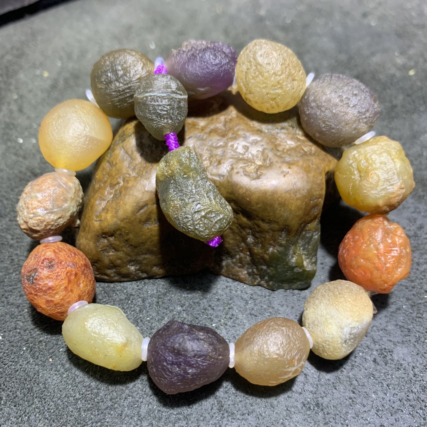 精美葡萄干筋脉石玛瑙原石手串一条，