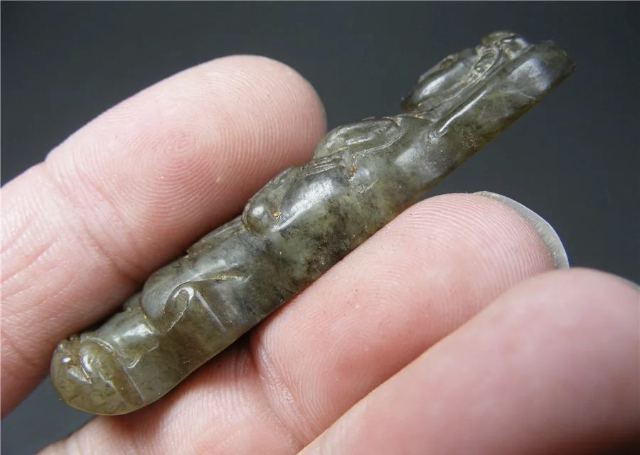 ｜冷门出品｜精选专拍·第贰拾叁场· 地方玉带沁单面工凸起厚实浮雕莲花观音大佩