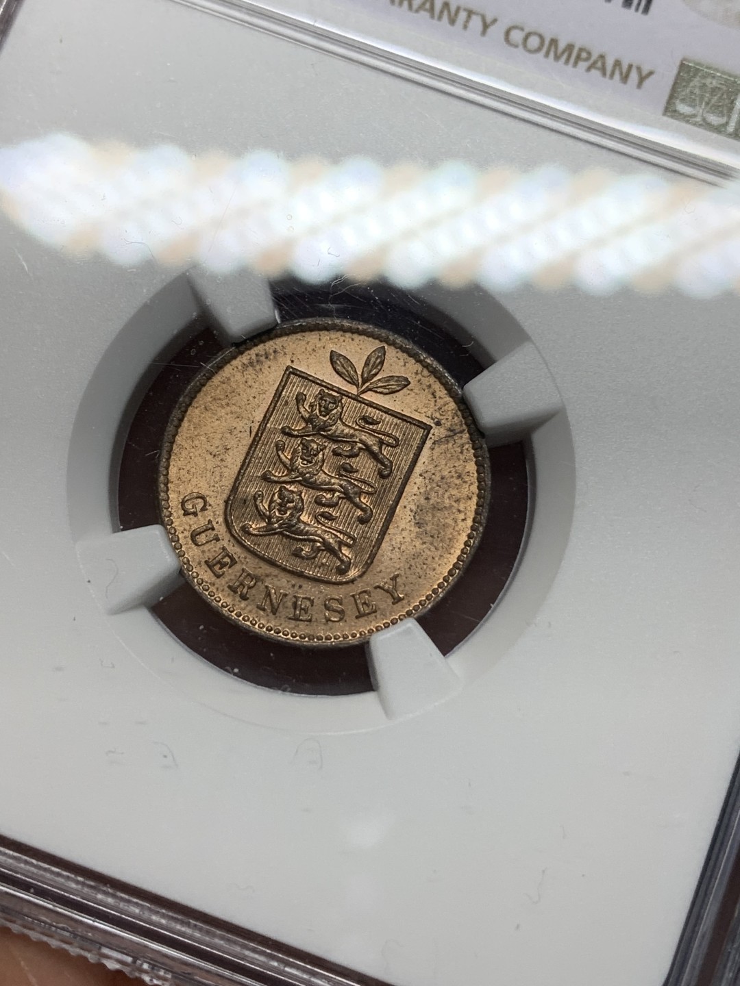 《竞宝斋》第149场-周日，周一，周四 3场 (全场包邮) NGC-MS63RB 1893年 英属根西1道布铜币，。喜敦厂铸造，铜光靓丽。三狮脸部细节非常好，表情清晰可辨，难得无任何弱打