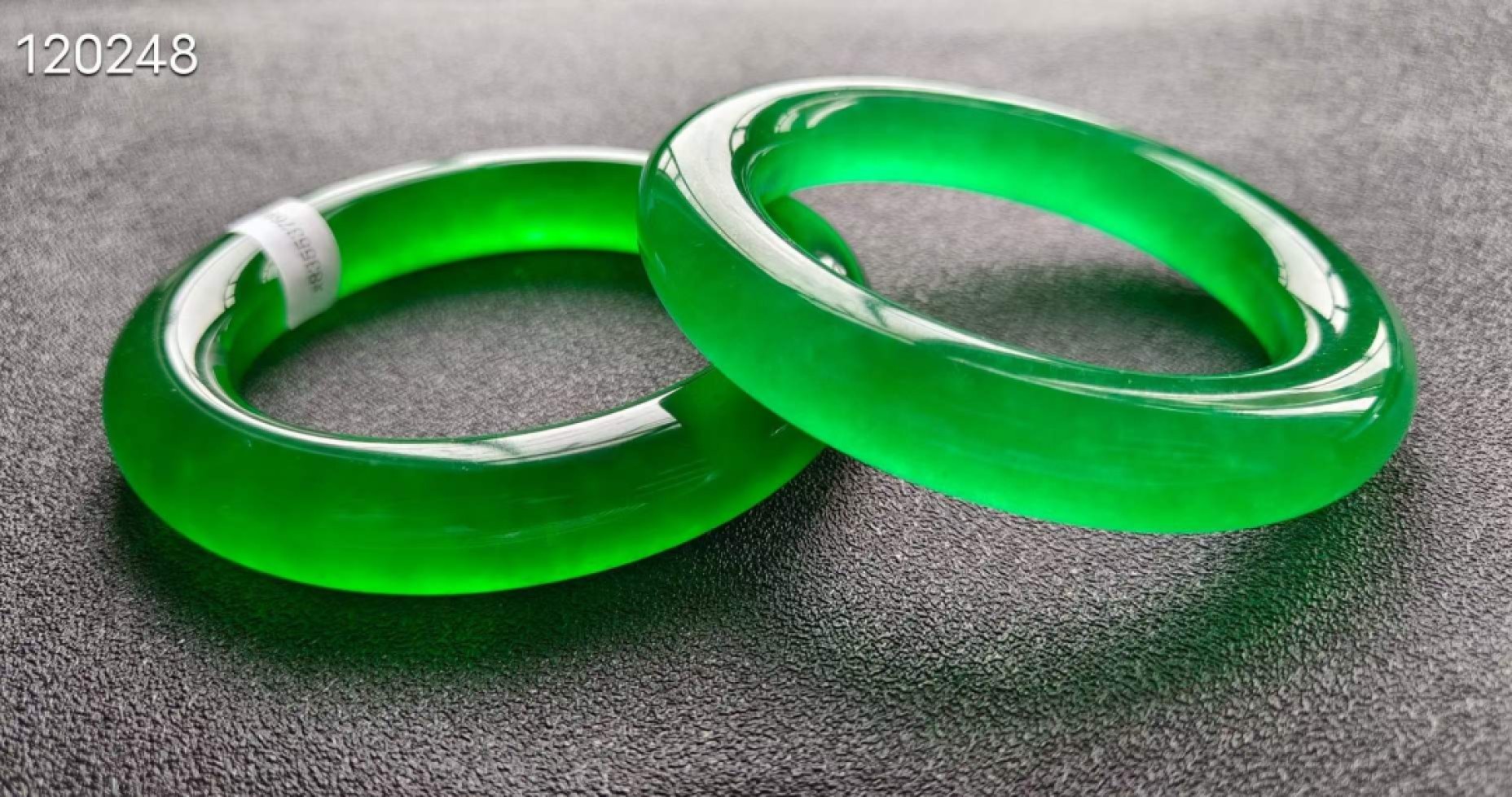 顶级龙石种帝王绿翡翠手镯一对，水头超好，超级完美，莹光感超强，可过紫光灯，重123.2/117.4克