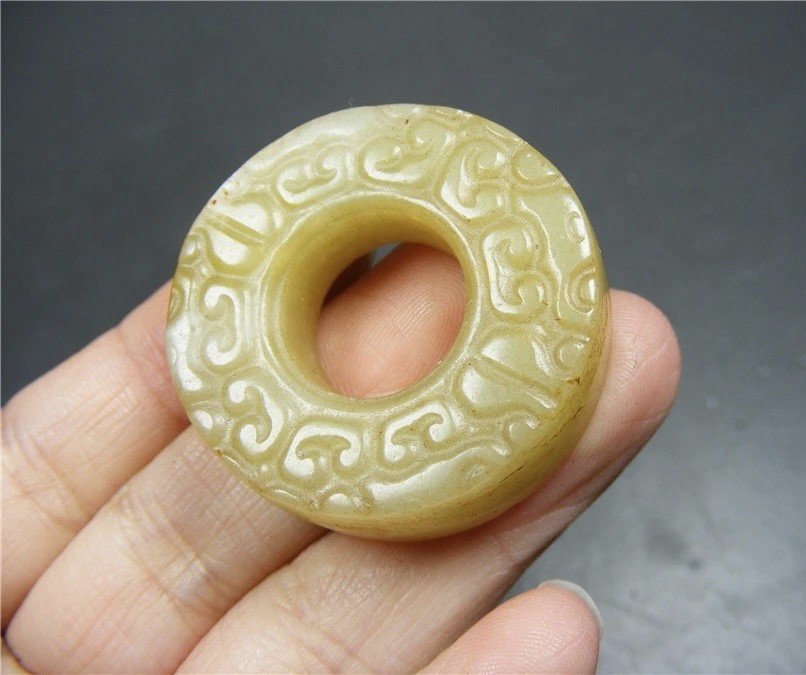 ｜冷门出品｜精选专拍·第贰拾贰场· 老地方黄玉双面工卷云纹带沁厚实小圆玉环