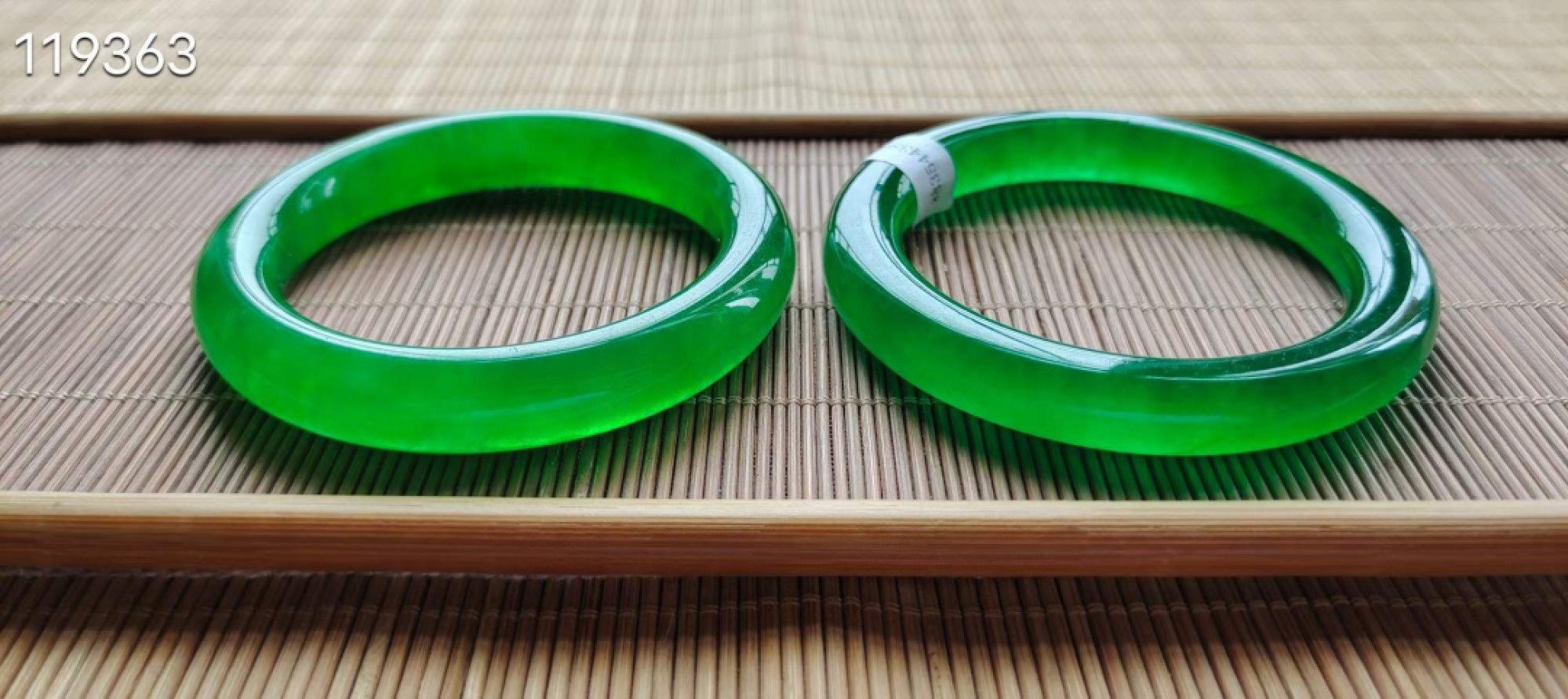 龙石种帝王绿翡翠手镯一对，水头超好，超级完美，口径53/54，重57.4/60.3克