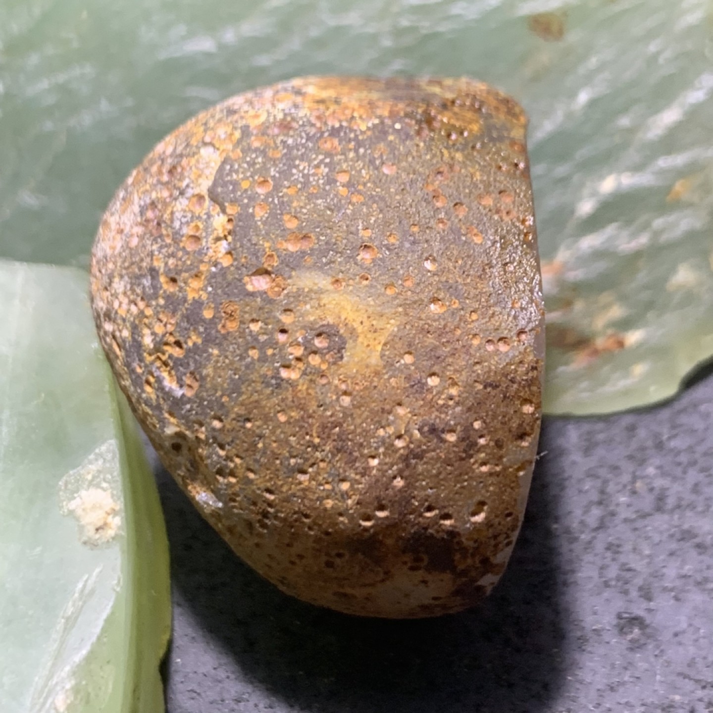 精美亚光蒙料战国红玛瑙高润度原皮雕刻一念之间吊坠一个