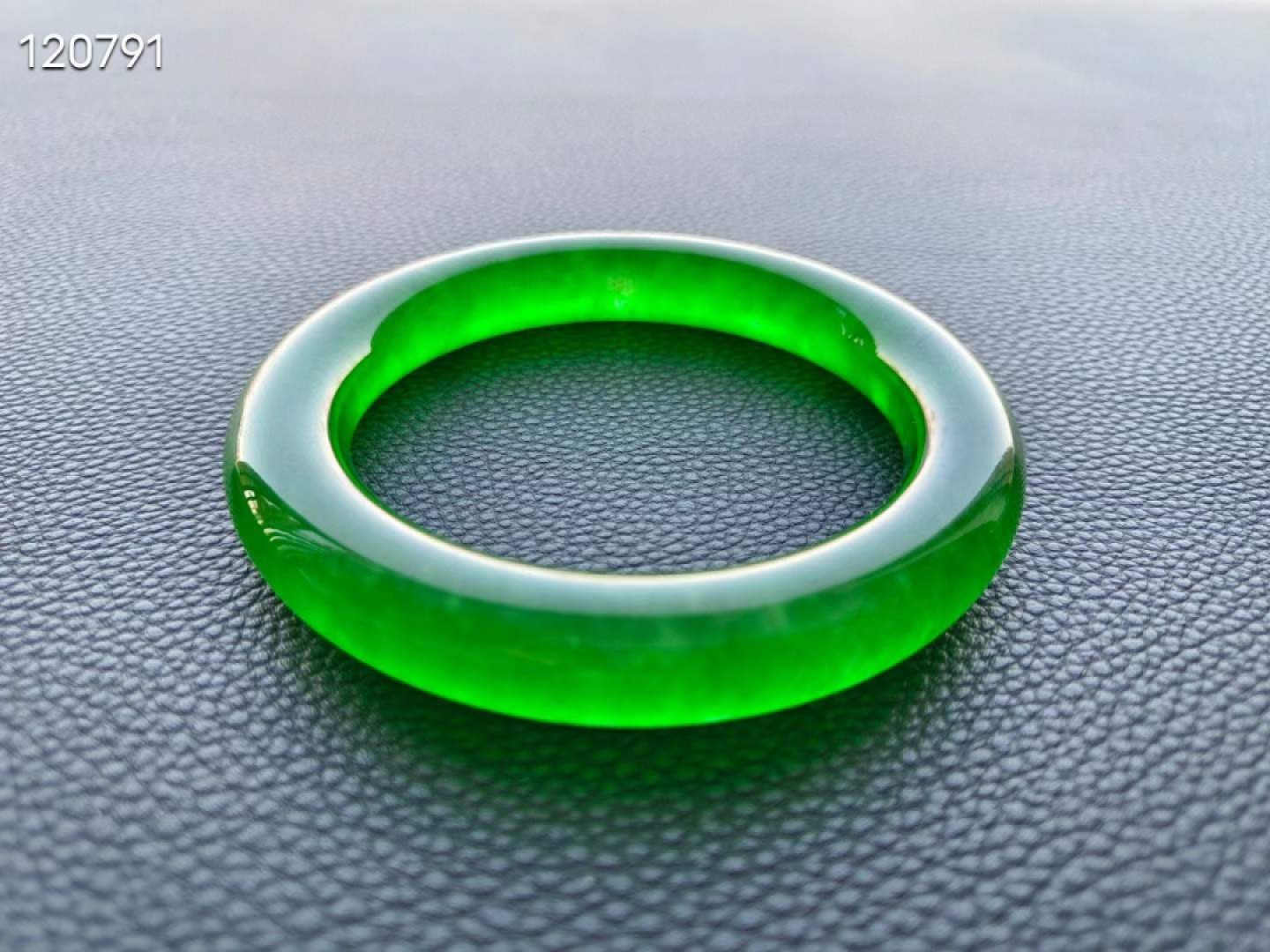 顶级龙石种帝王绿翡翠手镯一对，水头超好，超级完美，可过紫光灯，重89.8/87.8克