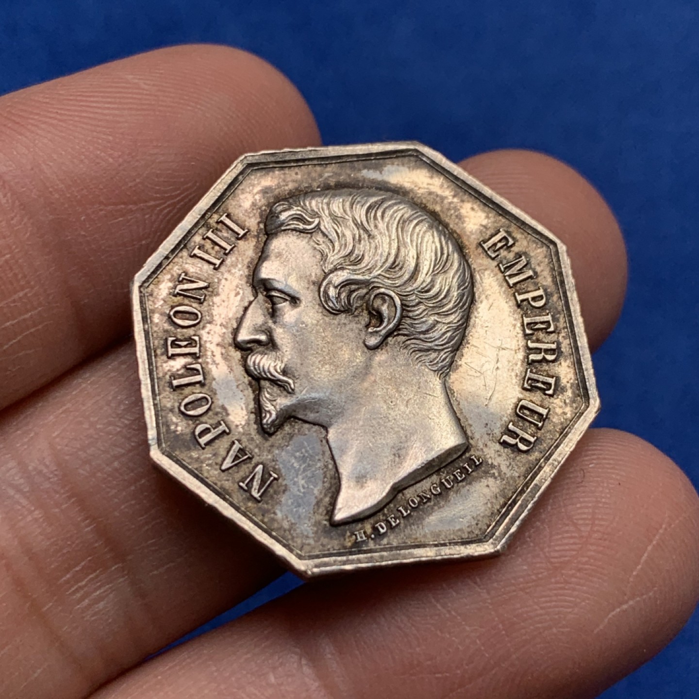 《竞宝斋》第149场-周日，周一，周四 3场 (全场包邮) 法国 1845-1860 拿三背花环银质八角代币 Jeton 拿破仑三世背花环 早期手指边铭 银标 重量11.4g，直径28.8mm 包浆极好