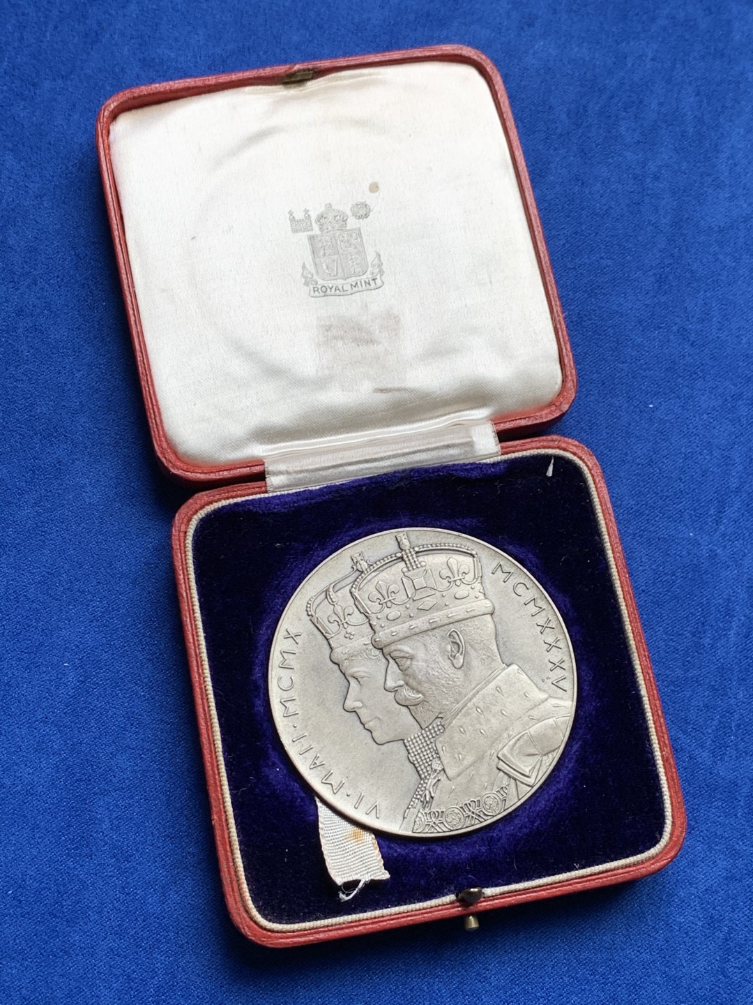 《竞宝斋》第149场-周日，周一，周四 3场 (全场包邮) 英国乔治五世登基25周年大银章，57mm直径，85克重，原滋原味原盒状态