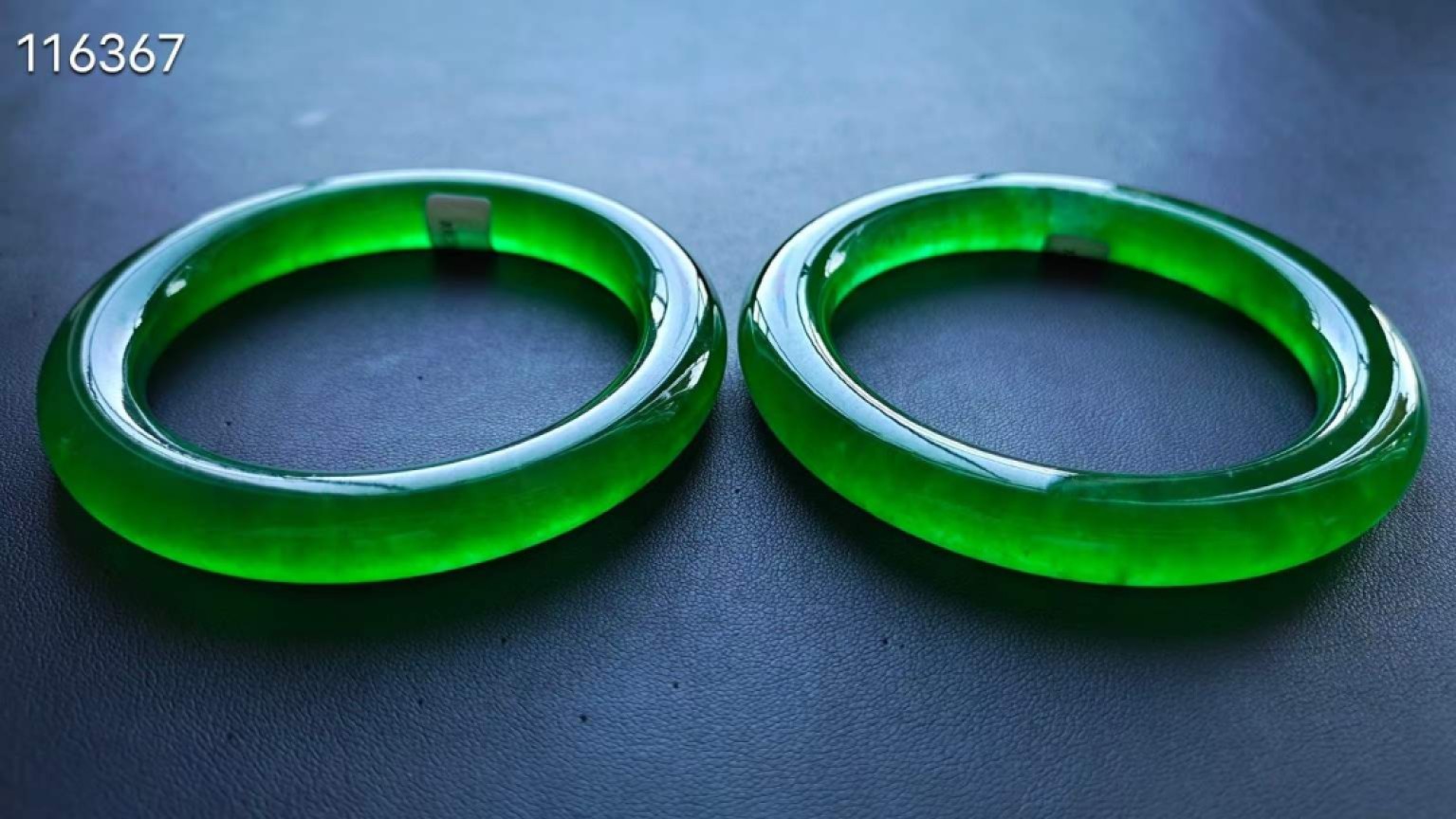 龙石种帝王绿翡翠手镯一对，62圈口，水头超好，超级完美，重87.4/83.6克