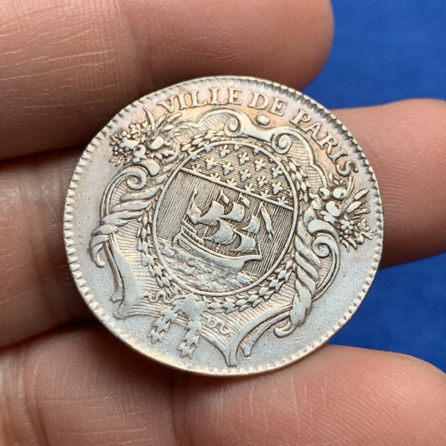《竞宝斋》第149场-周日，周一，周四 3场 (全场包邮) 法国 1767 圆形 银质代币 10.5克 30.6mm 边齿有边有部分光滑 细节见图