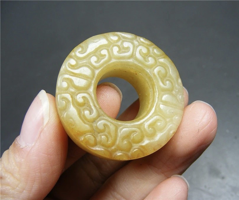 ｜冷门出品｜精选专拍·第贰拾贰场· 老地方黄玉双面工卷云纹带沁厚实小圆玉环