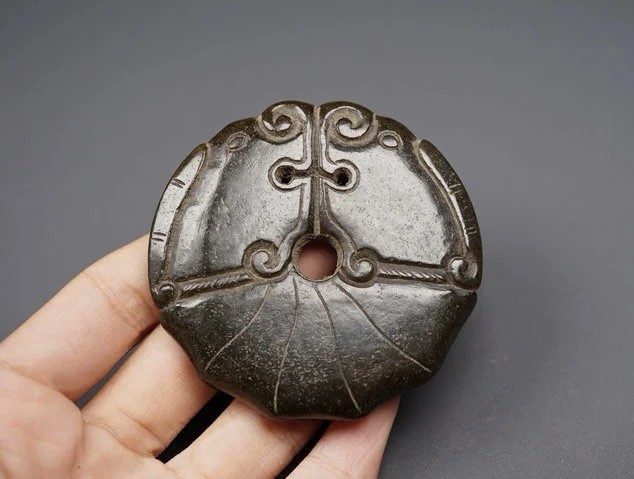 ｜冷门出品｜精选专拍·第贰拾叁场· 和田玉满黑沁 龙纹牌把件