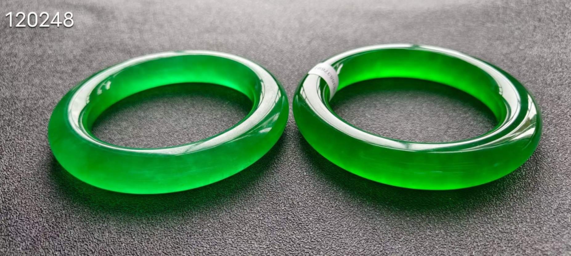 顶级龙石种帝王绿翡翠手镯一对，水头超好，超级完美，莹光感超强，可过紫光灯，重123.2/117.4克