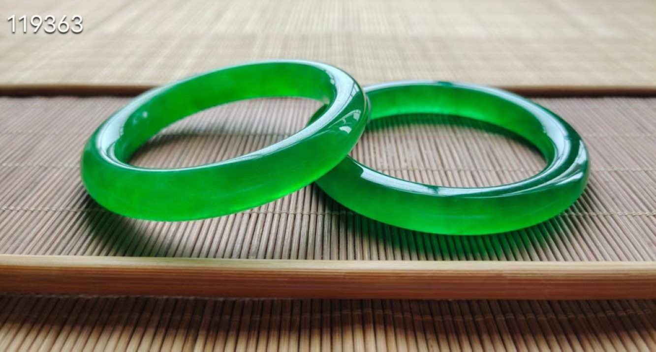 龙石种帝王绿翡翠手镯一对，水头超好，超级完美，口径53/54，重57.4/60.3克
