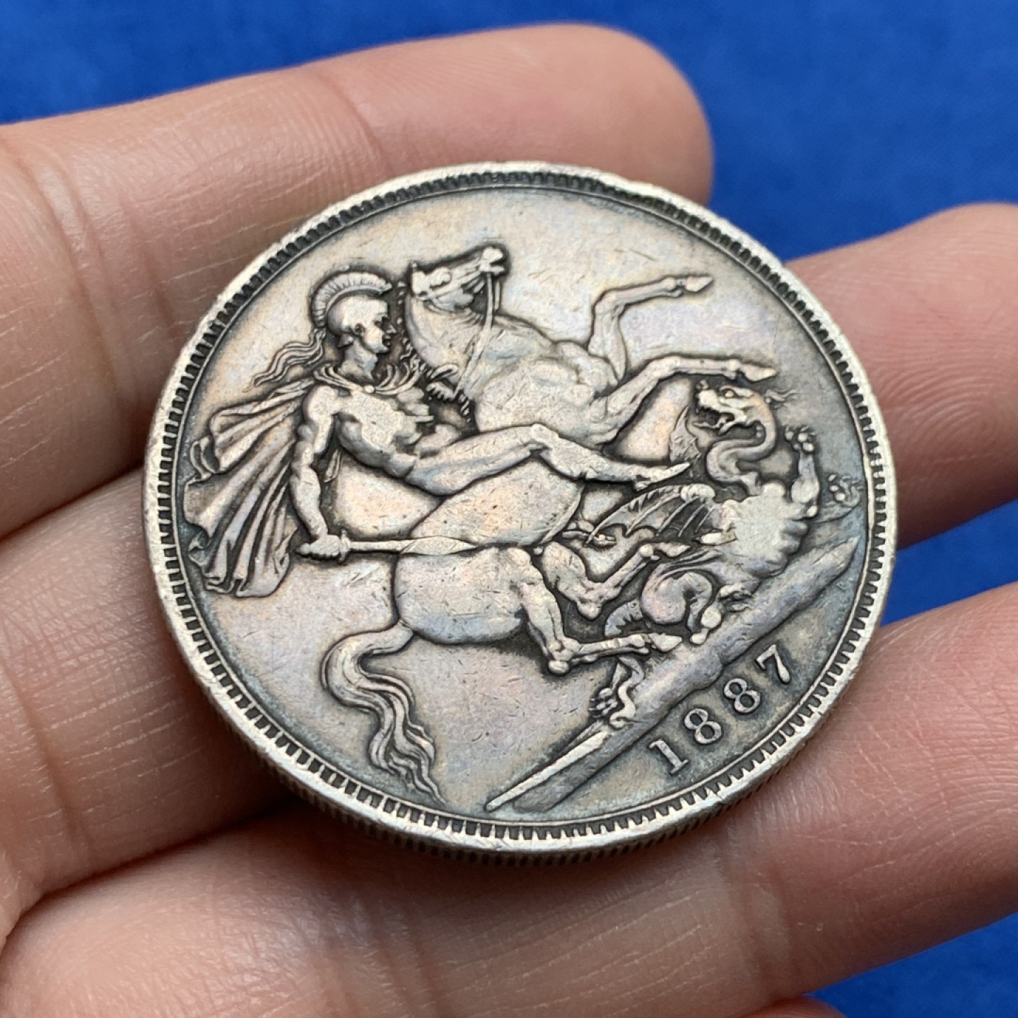 《竞宝斋》第149场-周日，周一，周四 3场 (全场包邮) 英国 1887年 维多利亚 高冠版 克朗 马剑 银币 细节见图