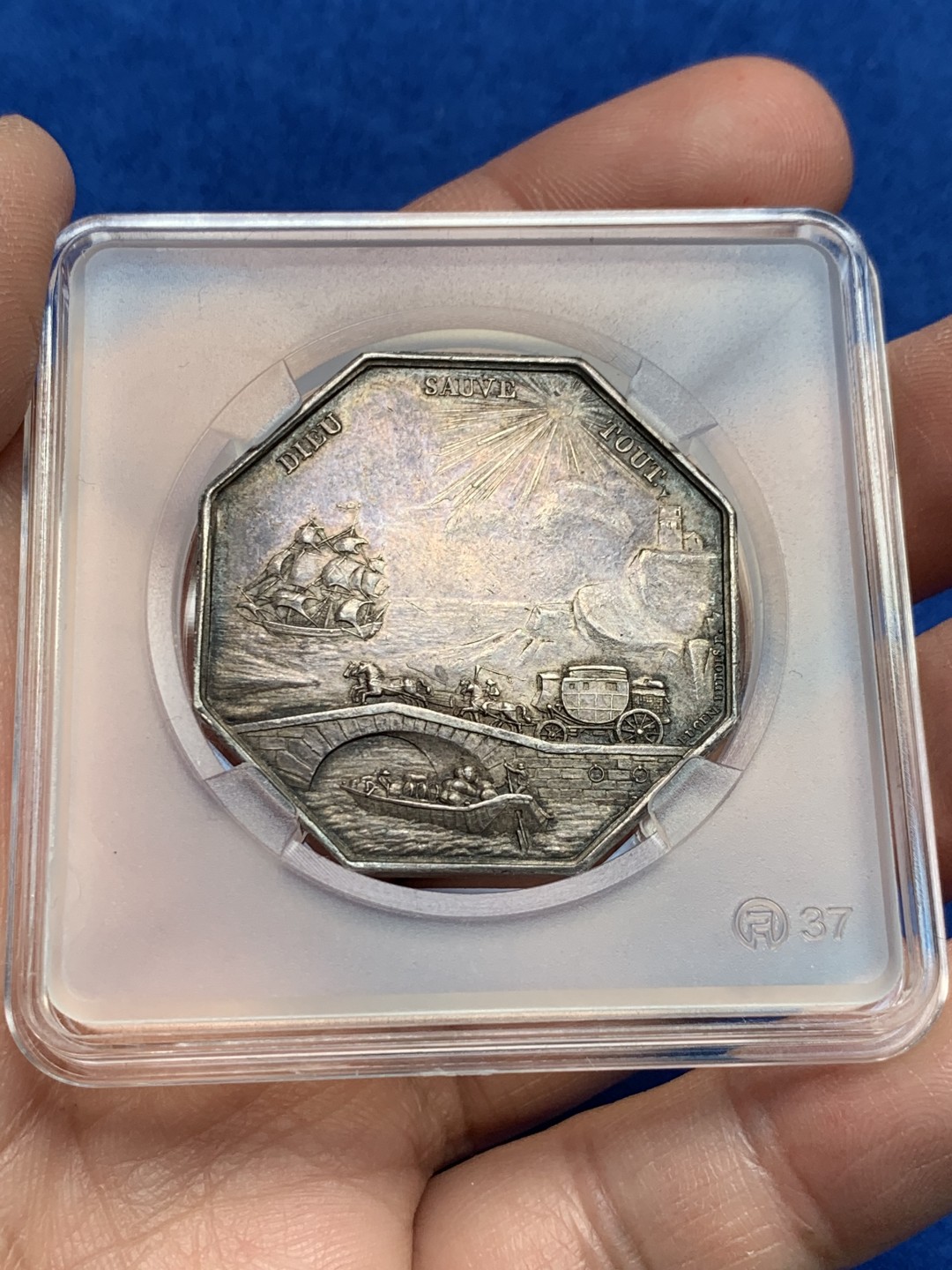 《竞宝斋》第149场-周日，周一，周四 3场 (全场包邮) 法国 早期无边铭 八角银质代币 巴黎保险公司，19.89g，36mm，这款少见 驳船满载货物而过，马夫挥舞着鞭子驾着马车于桥头呼啸而过，太阳光芒照射下一艘帆船驶过，时光流逝，定格在了这一帧画面，细节满满，原味包浆更显立体