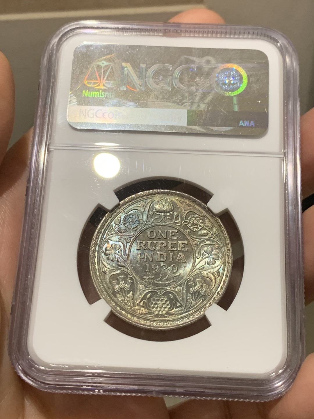 《竞宝斋》第149场-周日，周一，周四 3场 (全场包邮) NGC MS63 英属印度 1920年B版 乔治五世 1卢比银币 双面靓丽五彩包浆 状态很引人注目的一枚