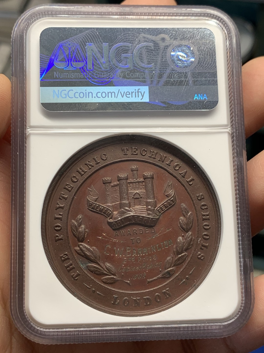 《竞宝斋》第149场-周日，周一，周四 3场 (全场包邮) NGC MS63 1903年英国伦敦学院圣乔治屠龙纪念铜章 经典设计 品相状态一流 加厚盒装 45直径 巨大