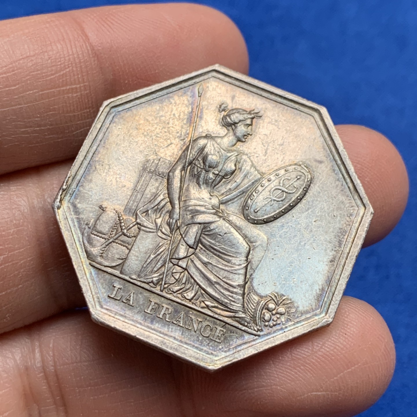 《竞宝斋》第149场-周日，周一，周四 3场 (全场包邮) 法国 1860-1879 八角 银质代币 19.19g，36.2mm，蜜蜂边铭，巴黎火灾保险公司，由皇家法令于1837年2月27号签署，成立于1837年3月18，1848年与法国安全公司合并，正面是雅典娜手持长矛和双蛇盾牌