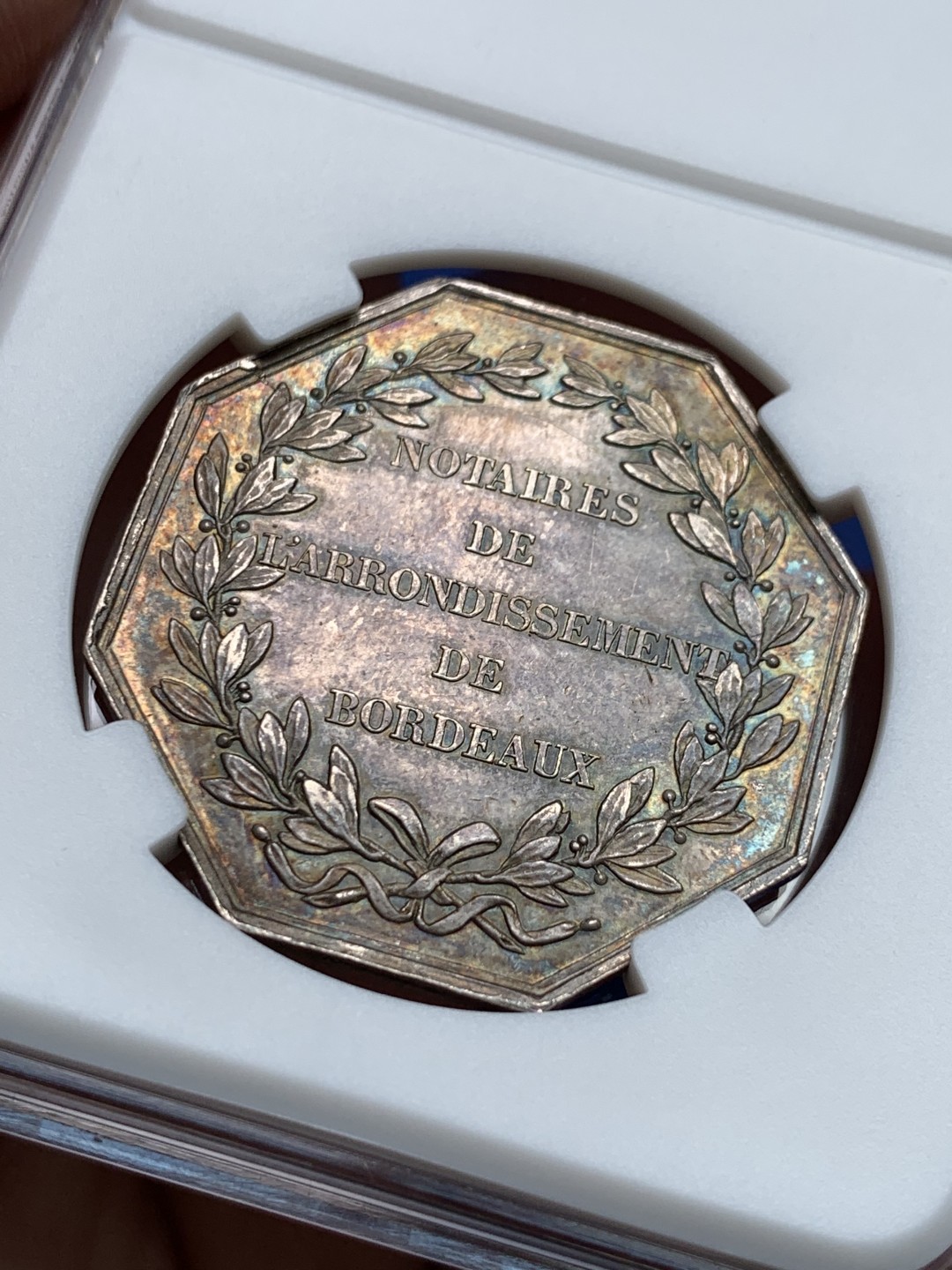 《竞宝斋》第149场-周日，周一，周四 3场 (全场包邮) 法国 1860-1879 八角银质代币 波尔多地区公证人 17.47g，33.5mm，蜜蜂边铭，正义之神坐在左边，靠在一张带有各种标志的桌子前的座位上，手里拿着审慎之神普鲁登斯的蛇镜和契约