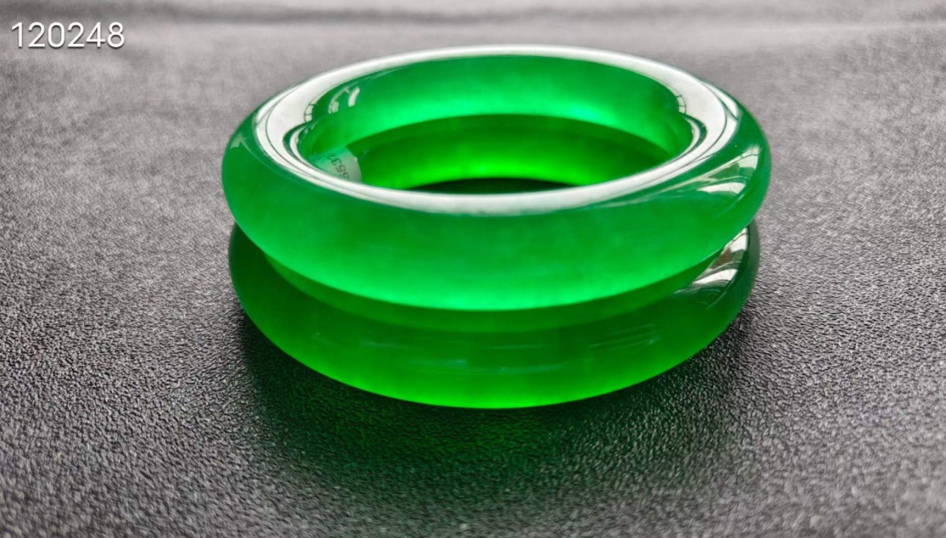 顶级龙石种帝王绿翡翠手镯一对，水头超好，超级完美，莹光感超强，可过紫光灯，重123.2/117.4克