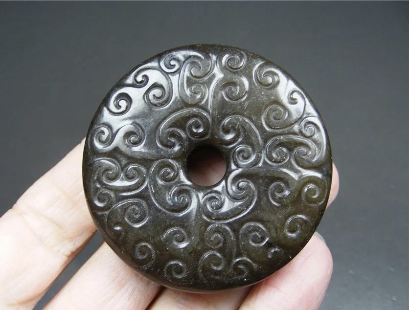 ｜冷门出品｜精选专拍·第贰拾贰场· 地方玉满沁双面工满工卷云纹大圆玉璧