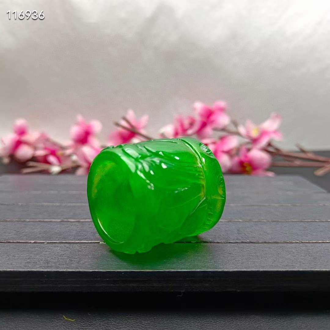 龙石种帝王绿翡翠扳指，水头超好，超级完美，重39克 龙石种帝王绿翡翠扳指，水头超好，超级完美，重39克
