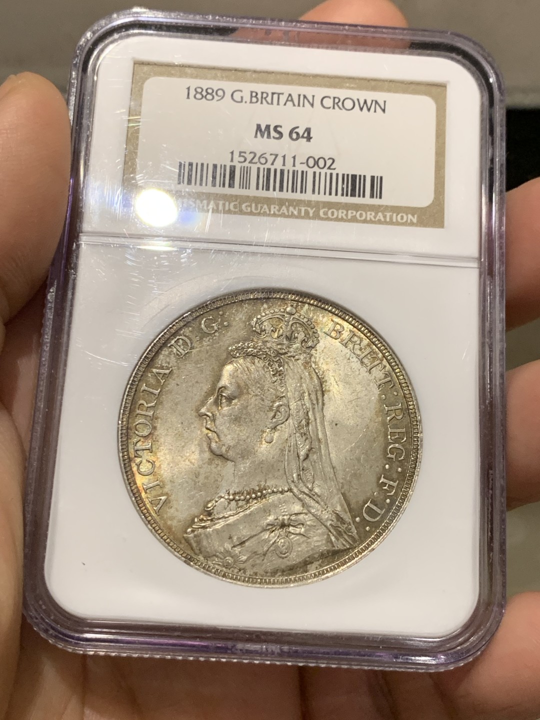 《竞宝斋》第149场-周日，周一，周四 3场 (全场包邮) NGC-MS64 英国1889年维多利亚马剑克朗银币，带些许金黄色包浆，底板车轮光顺滑，该年份亚军分，其上N仅有一枚65，P仅有64+及65各一枚