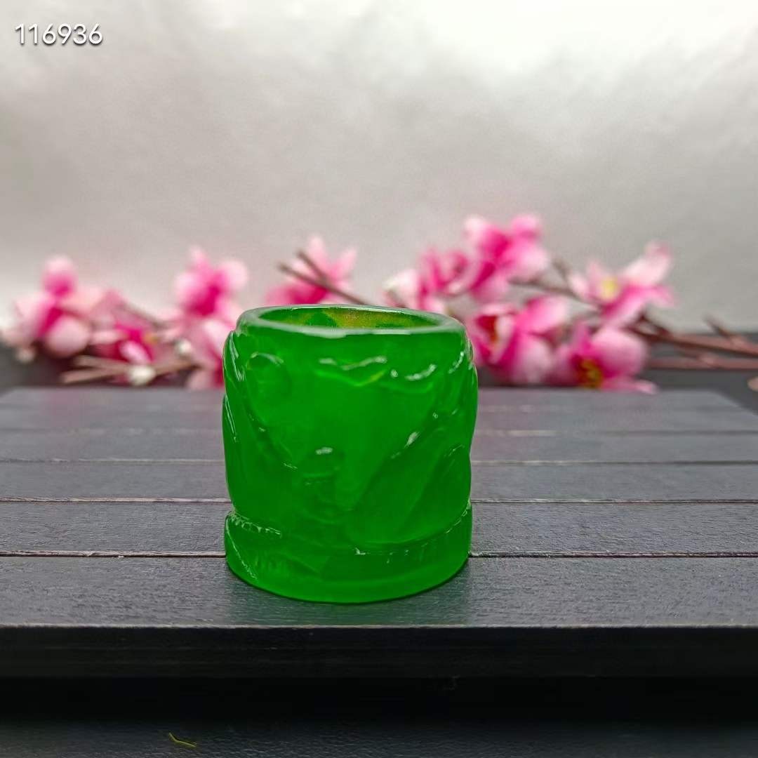 龙石种帝王绿翡翠扳指，水头超好，超级完美，重39克 龙石种帝王绿翡翠扳指，水头超好，超级完美，重39克