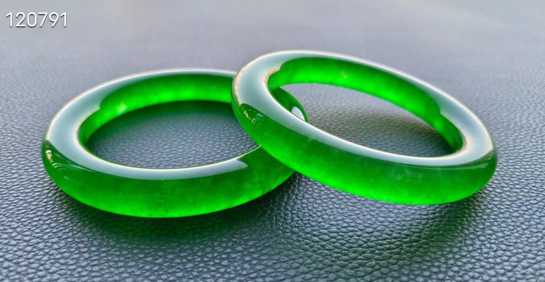 顶级龙石种帝王绿翡翠手镯一对，水头超好，超级完美，可过紫光灯，重89.8/87.8克