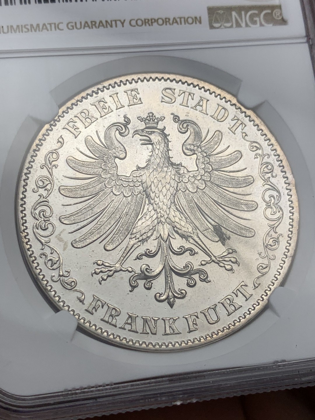 《竞宝斋》第149场-周日，周一，周四 3场 (全场包邮) NGC AUD 德国1842年法兰克福2泰勒大银流通版 鹰毛俱全，鹰面4点方向是一小块铸缺