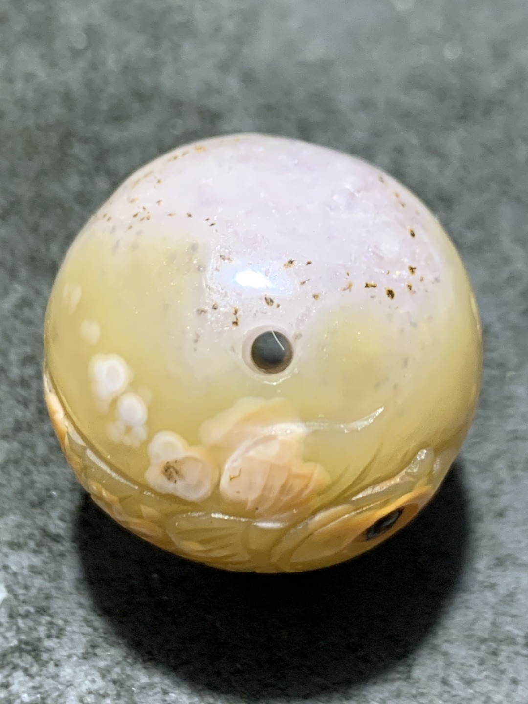 精美冰飘战国红玛瑙手工俏色巧雕鲤鱼原皮随形珠一个，