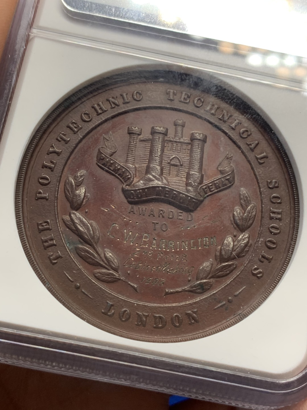 《竞宝斋》第149场-周日，周一，周四 3场 (全场包邮) NGC MS63 1903年英国伦敦学院圣乔治屠龙纪念铜章 经典设计 品相状态一流 加厚盒装 45直径 巨大