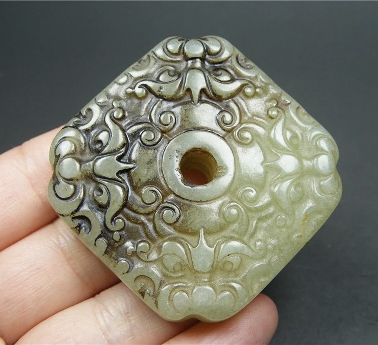 ｜冷门出品｜精选专拍·第贰拾贰场· 地方玉带黑沁双面工厚实四面饕餮兽面纹方形大玉璧佩