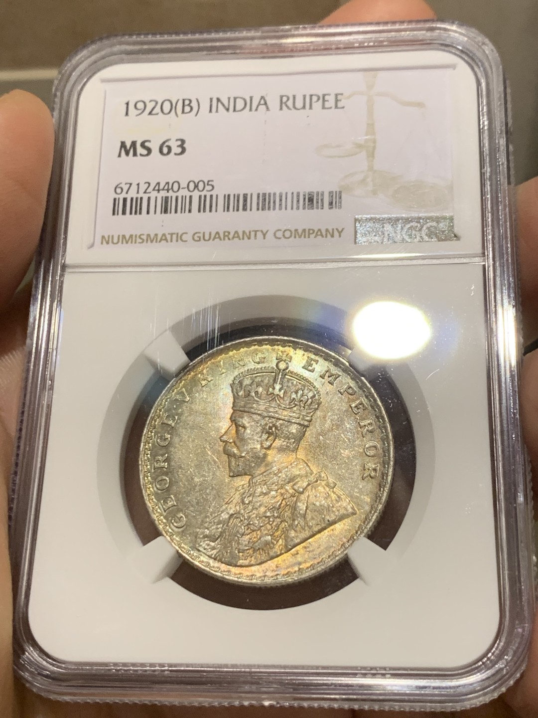 《竞宝斋》第149场-周日，周一，周四 3场 (全场包邮) NGC MS63 英属印度 1920年B版 乔治五世 1卢比银币 双面靓丽五彩包浆 状态很引人注目的一枚