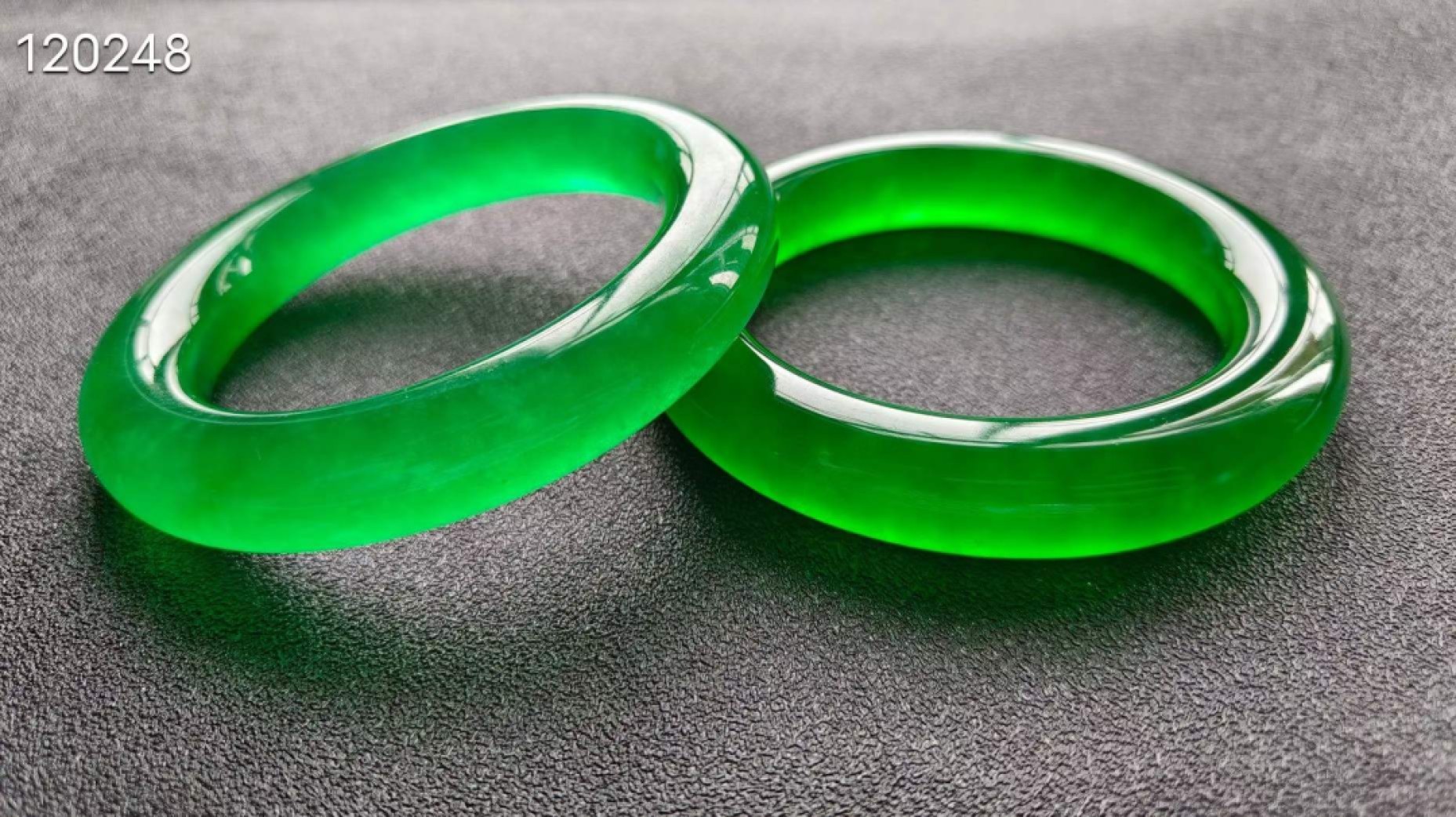 顶级龙石种帝王绿翡翠手镯一对，水头超好，超级完美，莹光感超强，可过紫光灯，重123.2/117.4克