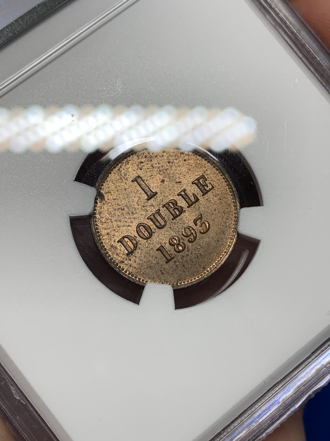 《竞宝斋》第149场-周日，周一，周四 3场 (全场包邮) NGC-MS63RB 1893年 英属根西1道布铜币，。喜敦厂铸造，铜光靓丽。三狮脸部细节非常好，表情清晰可辨，难得无任何弱打