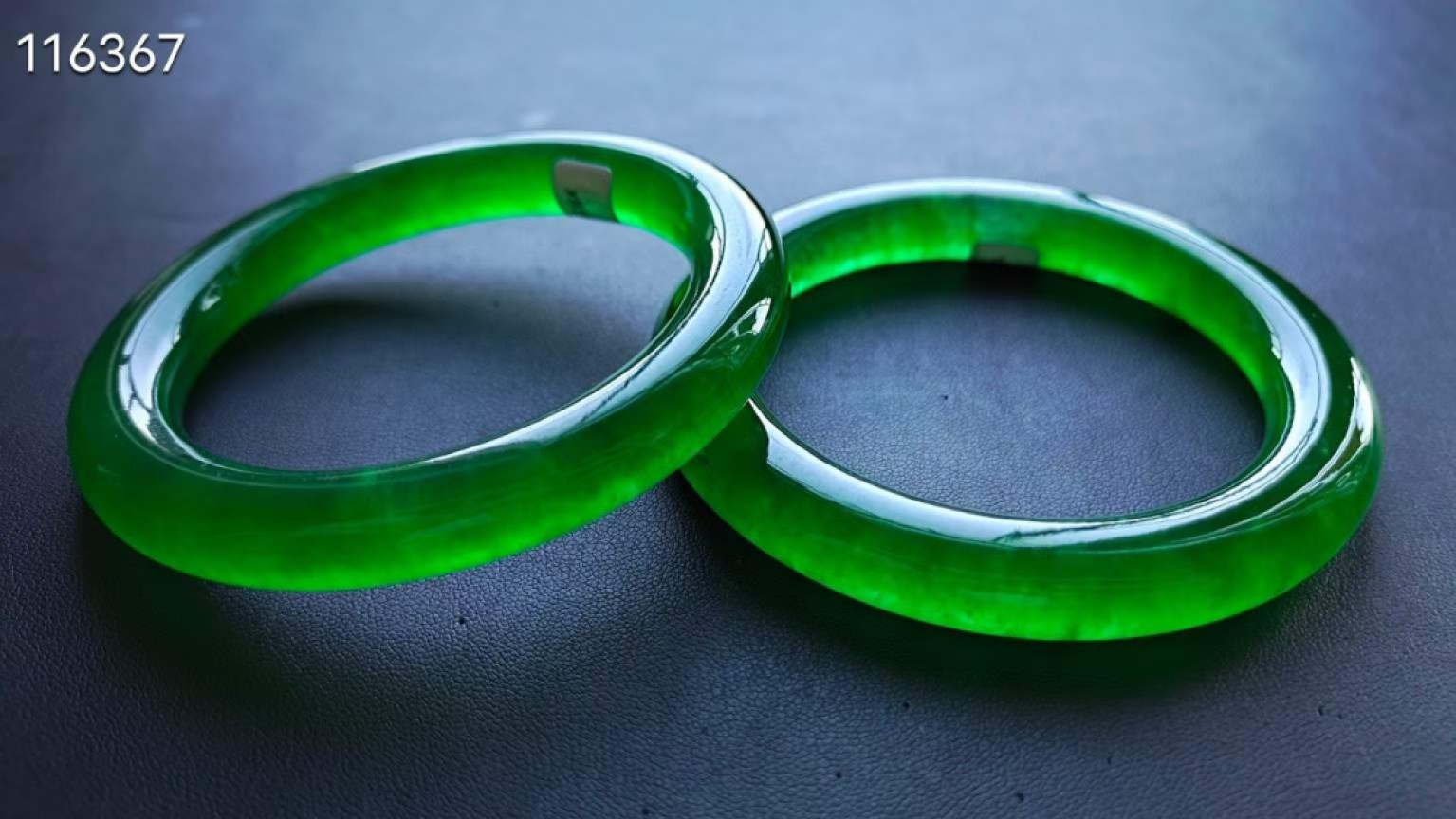 龙石种帝王绿翡翠手镯一对，62圈口，水头超好，超级完美，重87.4/83.6克