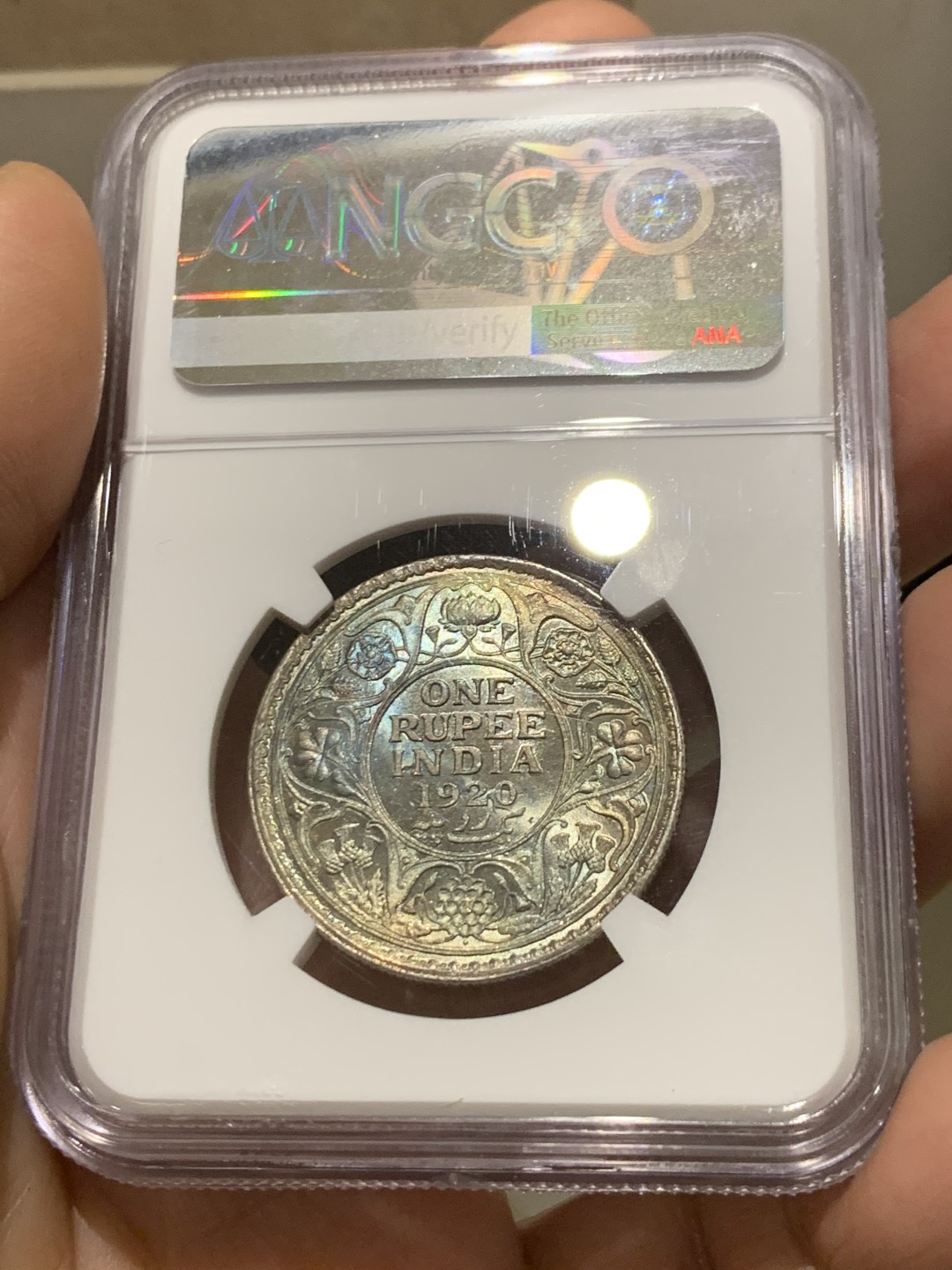 《竞宝斋》第149场-周日，周一，周四 3场 (全场包邮) NGC MS63 英属印度 1920年B版 乔治五世 1卢比银币 双面靓丽五彩包浆 状态很引人注目的一枚