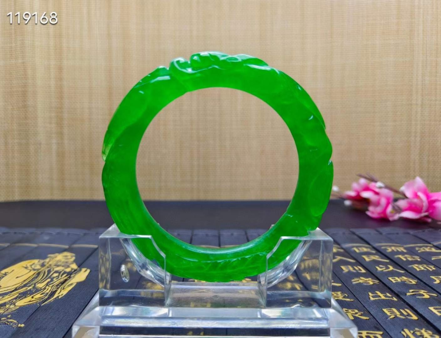 顶级龙石种祖母绿翡翠雕花手镯一对，满工雕刻，超级完美，水头超好，莹光感超强，重78.9/79.5克