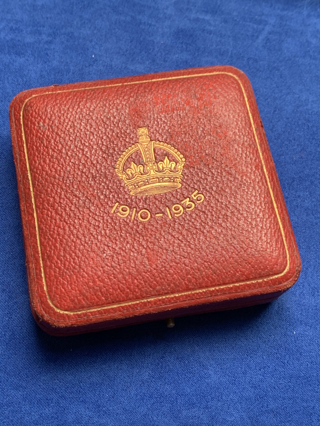 《竞宝斋》第149场-周日，周一，周四 3场 (全场包邮) 英国乔治五世登基25周年大银章，57mm直径，85克重，原滋原味原盒状态